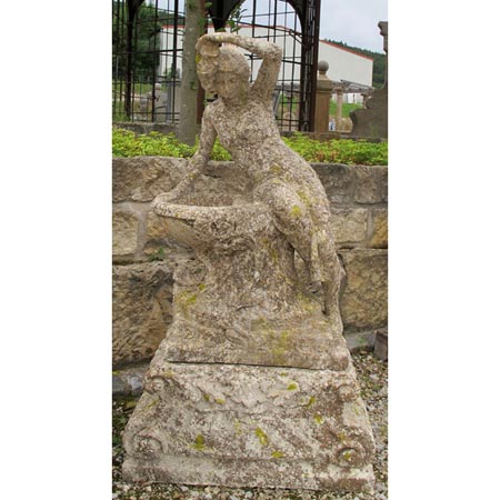 Weibliche Figur am Brunnenbecken sitzend 