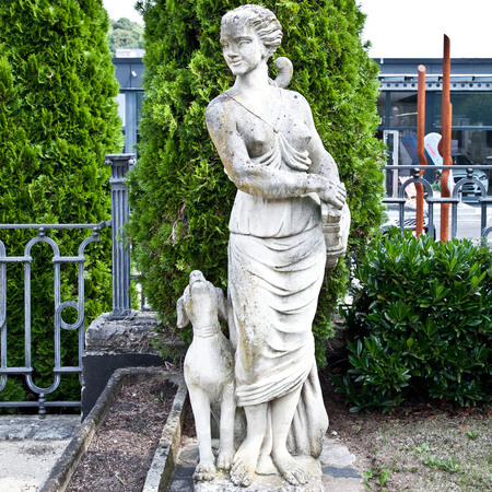 Gartenfigur der Römischen Göttin der Jagd, 20. Jahrhundert
