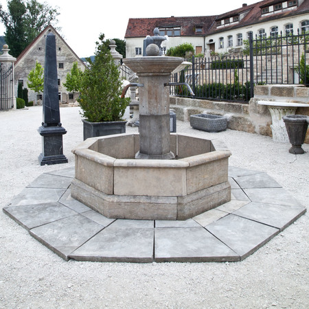 Hofbrunnen mit Bodenplatte, 21. Jahrhundert
