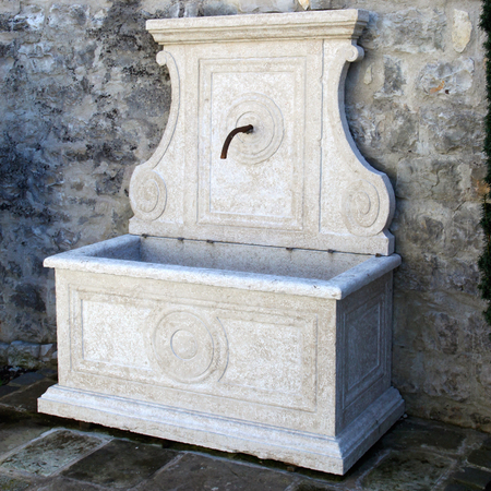 Wandbrunnen aus Giallo d'Istria