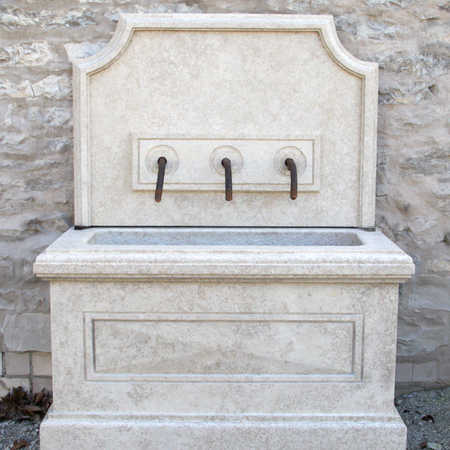 Wandbrunnen aus Giallo d'Istria, 21. Jahrhundert