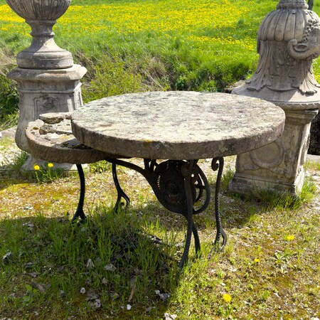 Dekorativer Gartentisch mit Nähmaschinen-Gestell