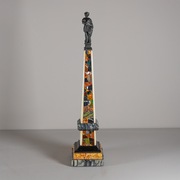 Pietra Dura Obelisk mit Figur, 19. Jahrhundert