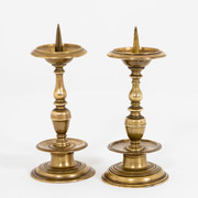 Zwei Kerzenhalter aus Messing, wohl deutsch, 17. Jahrhundert