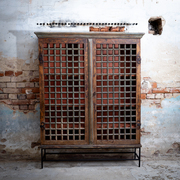 Schrank mit Gittertüren, 18. Jahrhundert