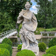 Lebensgroße Statue einer Frau nach barocken Vorbild