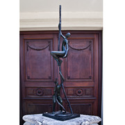 Bronzefiguren am Seil