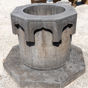 Achteckiger Brunnen im gotischen Stil