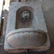Wandbrunnen mit Löwenkopf