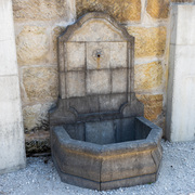 Wandbrunnen mit profiliertem Becken, 21. Jahrhundert