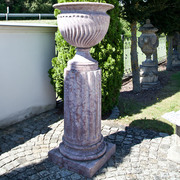 Paar monumentaler Marmorsäulen mit Vasen, 20. Jhd.